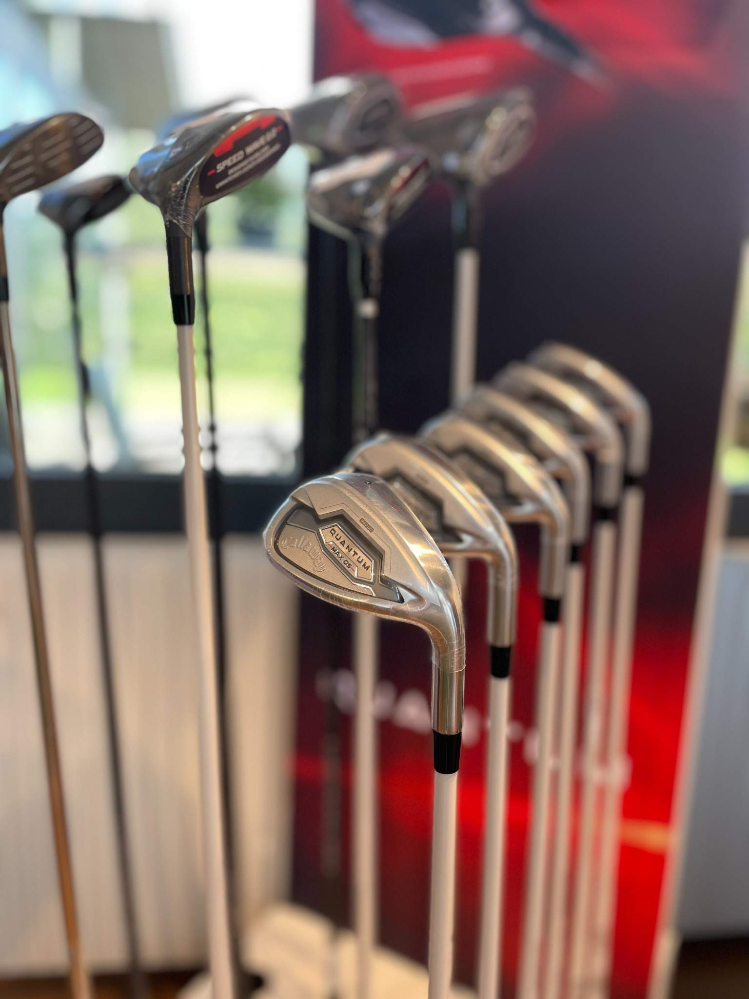 Callaway Golfschläger mit Eisen, Hybriden und Hölzern in einem Schlägerständer.