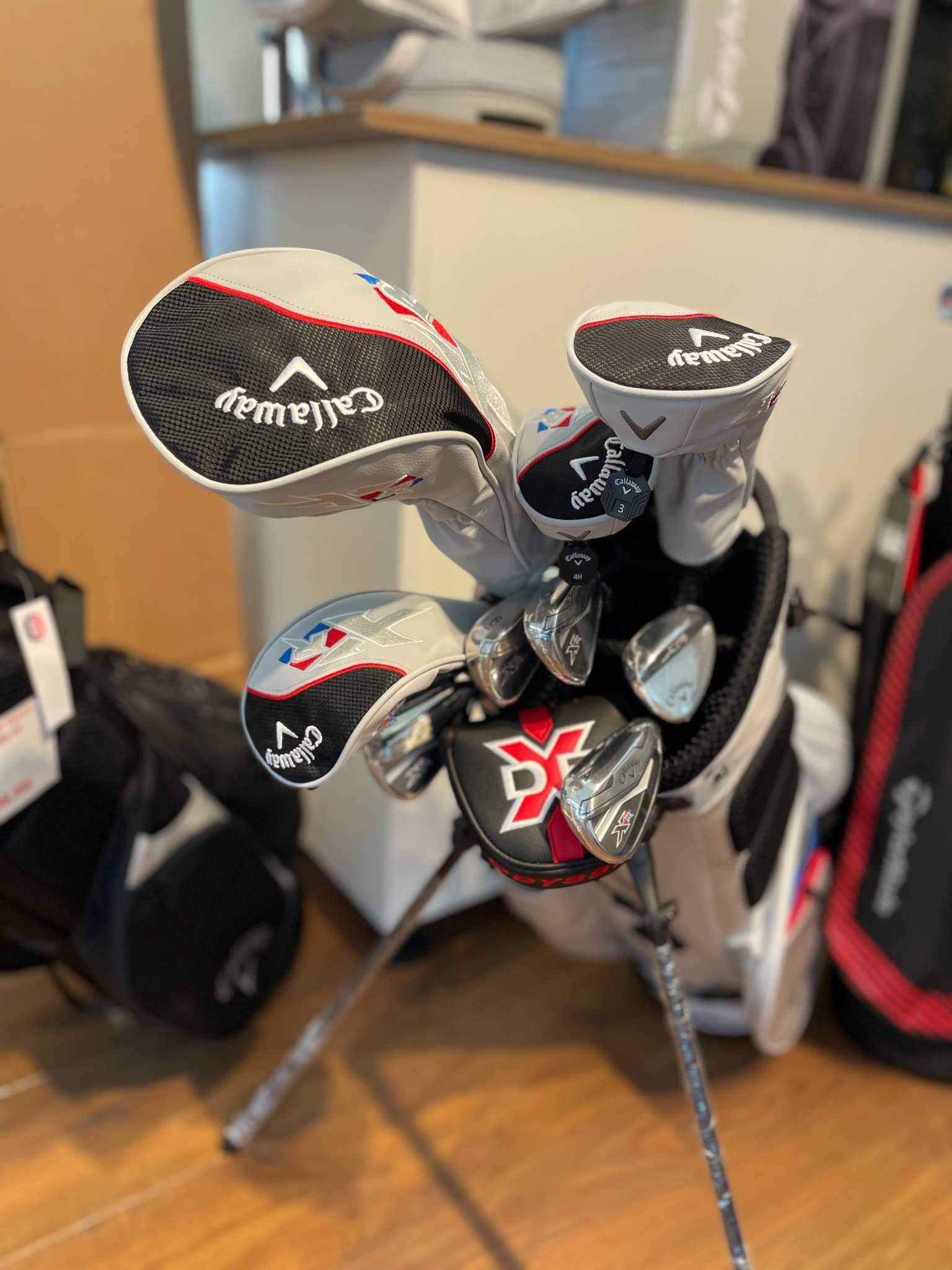 Hochwertiges Callaway Golfset mit Driver, Eisen und Wedges im Golfbag.