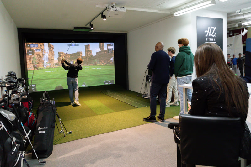 Golfer trainiert in einem Indoor-Golfsimulator mit professionellem Golf-Fitting in Kitzbühel